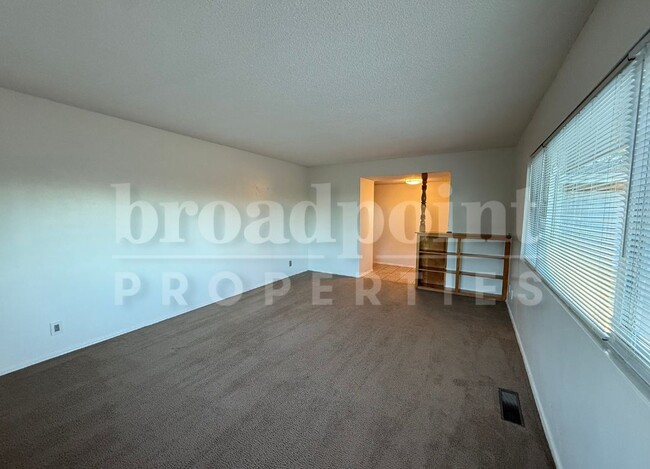 Building Photo - 440 Chestnut Ln