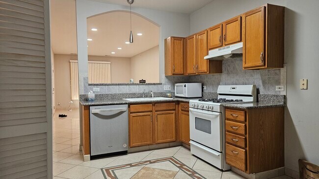 Building Photo - 151 N Waters Edge Dr