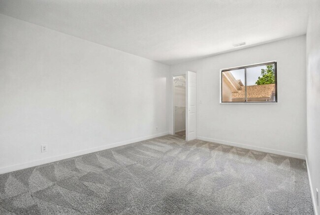 Building Photo - 8736 Oak Park Cir