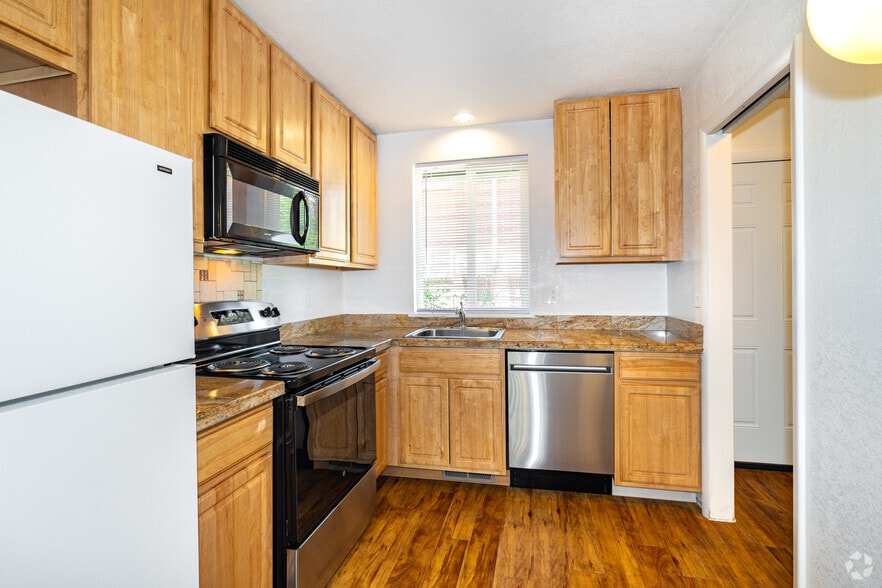 2BR, 1.5BA - 1,000SF - Kitchen - Laguna Gardens