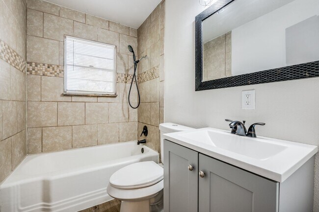 Building Photo - 723 Glen Rhea Dr