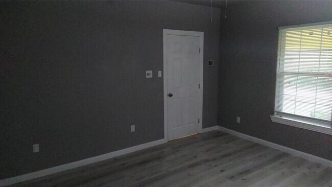 Building Photo - 7366 Meadowbrook Dr