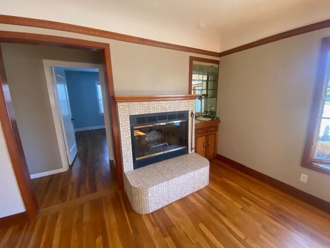 Building Photo - Inviting Pacific Grove Home!