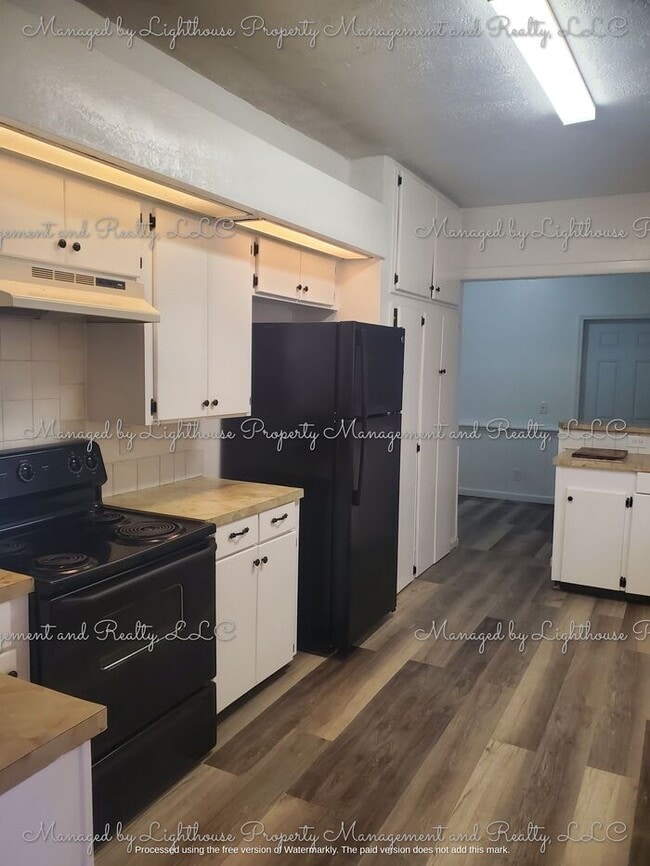 Building Photo - 2 Bedroom / 2 Bathroom Home in Historic Springfield ? Huge Fenced Yard