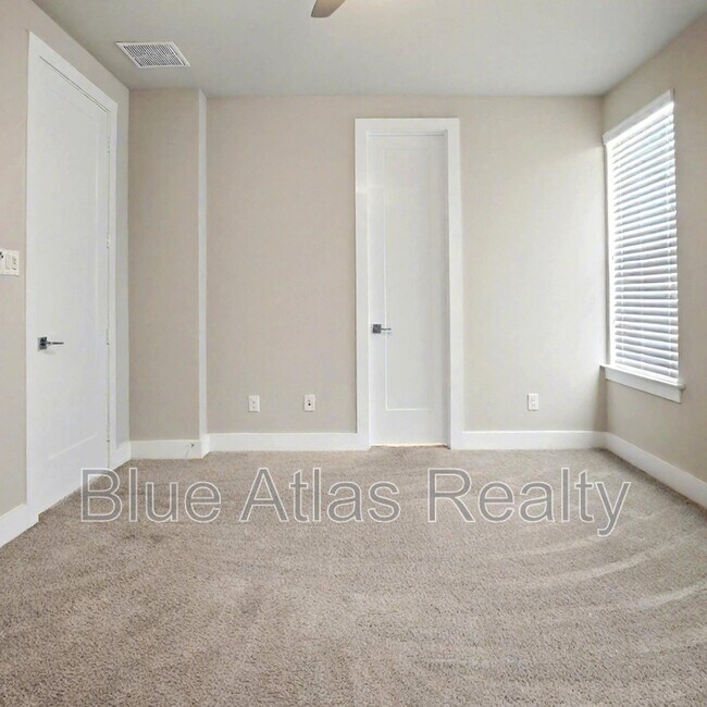 Building Photo - 728 N Plano Rd