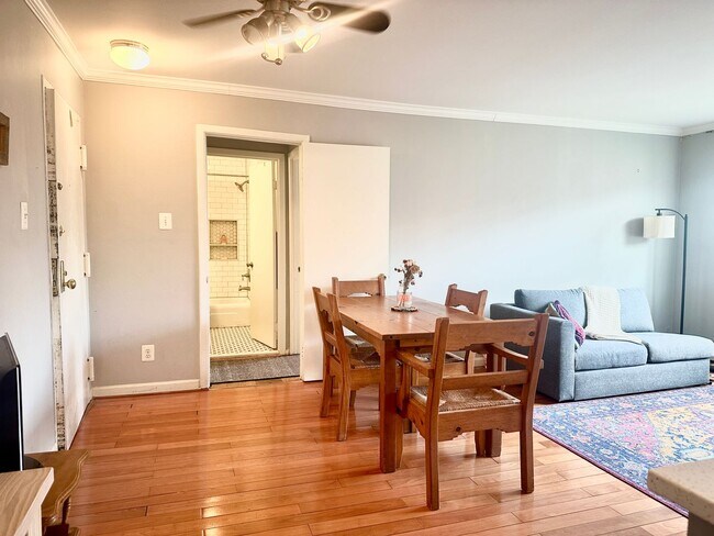 Building Photo - 1 Bed 1 Bath!  Pets Welcome!  Parking!