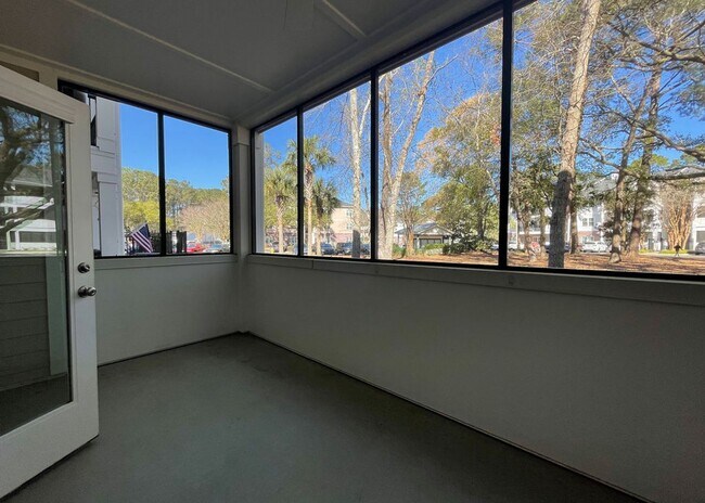 Building Photo - Available May 11th. GROUND FLOOR 3BR/2 BA Condo in Riverland Woods!