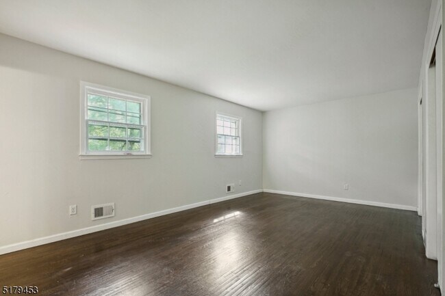 Building Photo - 4 Fern Ct