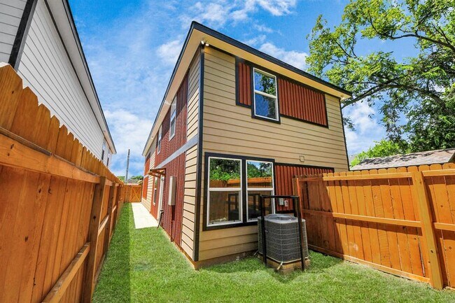 Building Photo - 2322 Wavell St