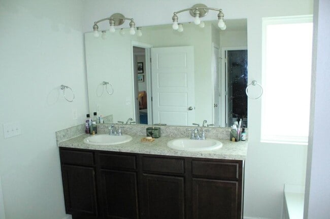 Building Photo - 500 E Marigold Dr