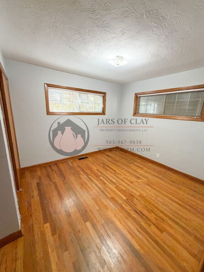 Building Photo - 3BR Single-Level Home in NE Salem | Tons of Storage!