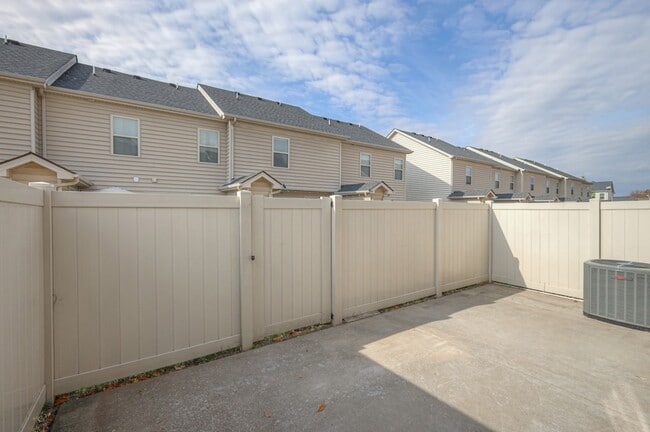 Building Photo - 911 Dahlia Dr