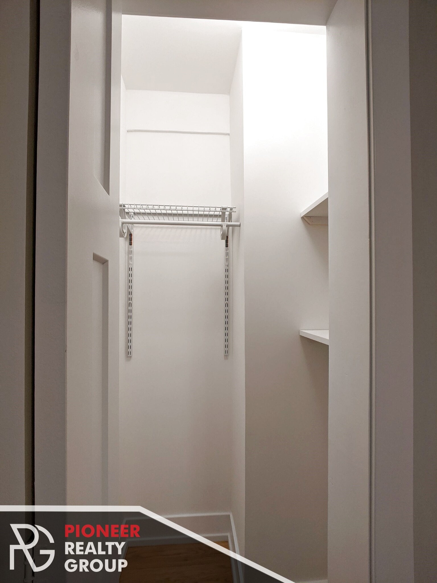 Building Photo - 429 W Roscoe St