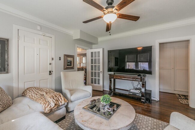 Building Photo - Charming Bungalow - Arlington Heights