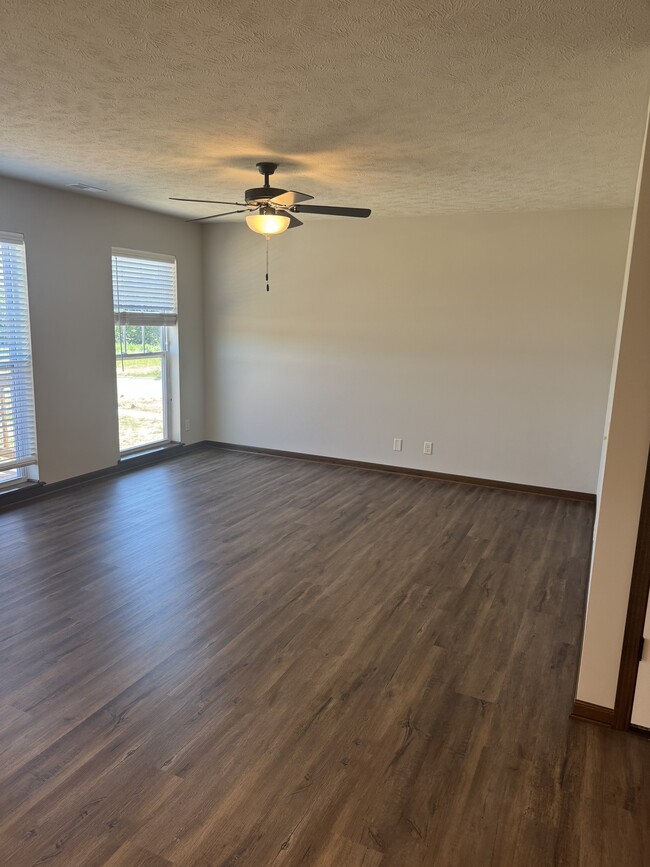 Building Photo - 331 W Samuel Ave