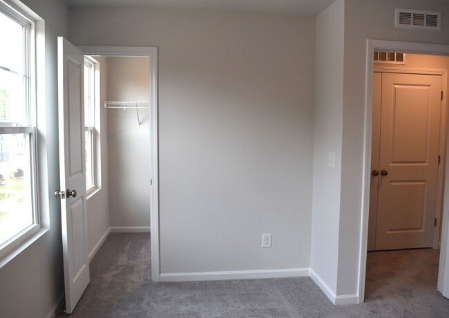 Building Photo - *PENDING!!*