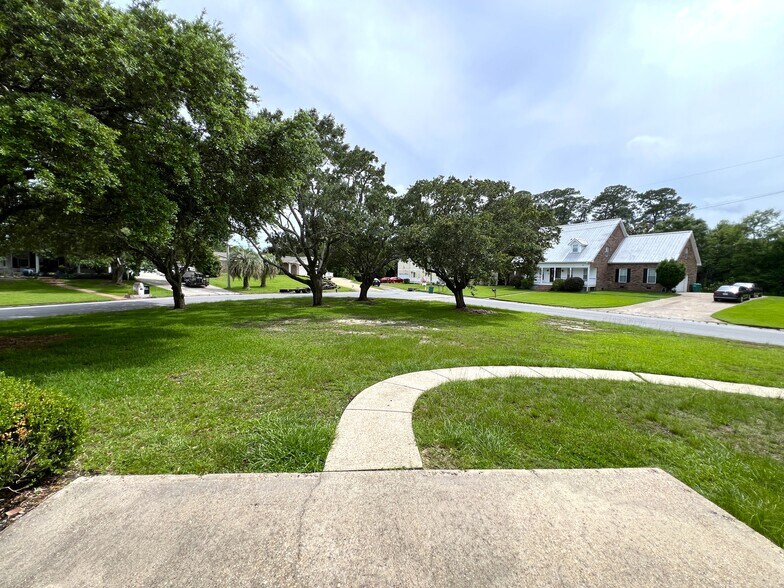 Building Photo - 27 Bayou View Dr