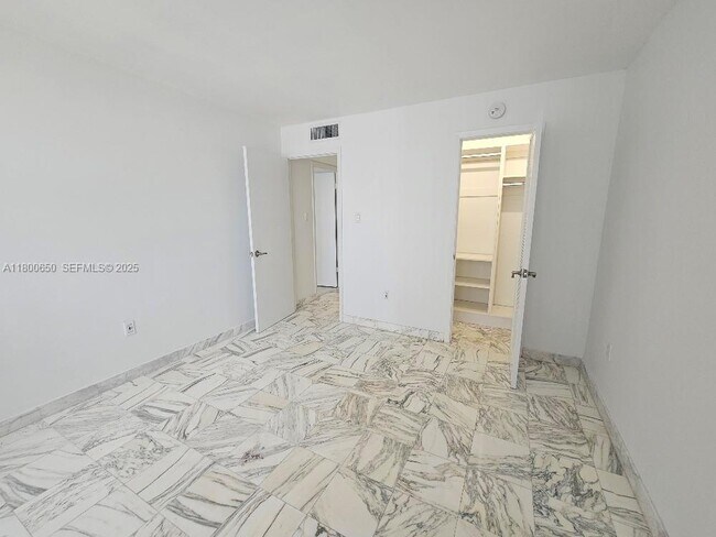 Building Photo - 18051 Biscayne Blvd