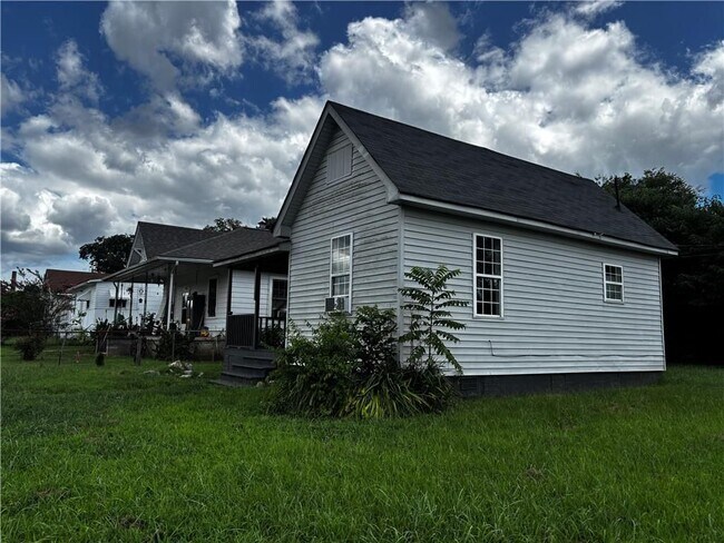 Building Photo - 722 La Due Street