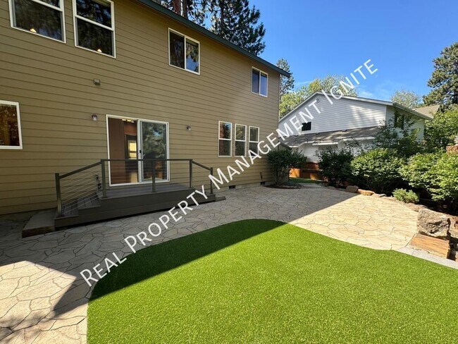 Building Photo - Immaculate Westside Home in the Pine Trees