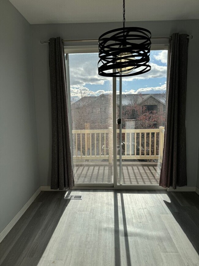 Building Photo - Townhouse with Spacious layout and convien...