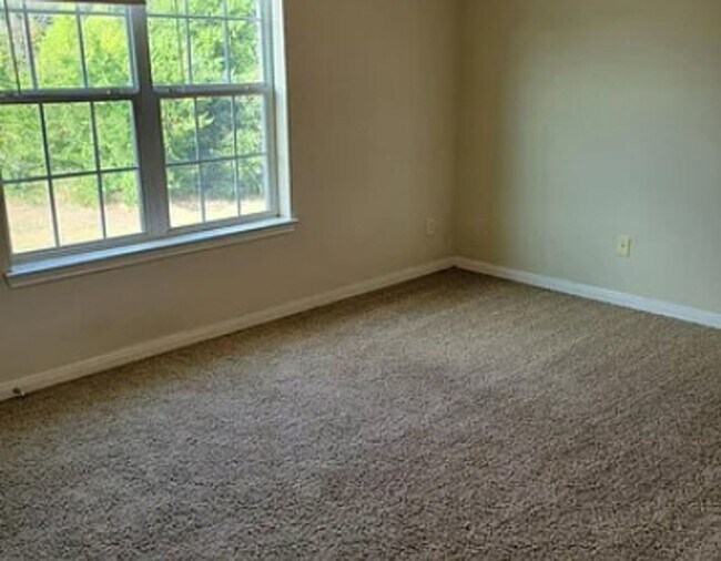 Building Photo - IMMEDIATE MOVE IN! Great 4 Bedroom 4 Bathroom Home