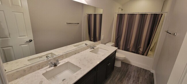 Building Photo - 4 bedroom plus roof top deck 1 bedroom dow...