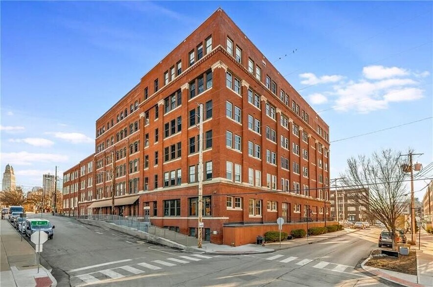 Primary Photo - 200 Main St