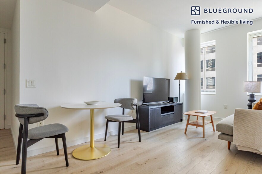 Building Photo - 70 W 45th St