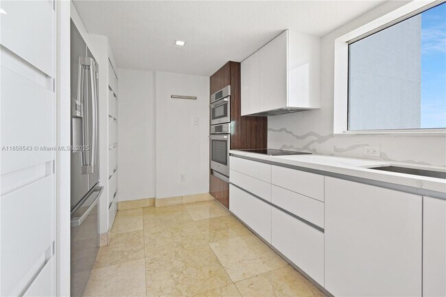 Building Photo - 1800 N Bayshore Dr