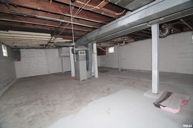 Building Photo - 1124 18th Ave