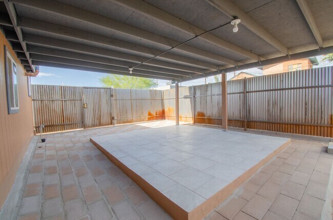 Building Photo - Newly Remodeled Home Near University of Arizona!