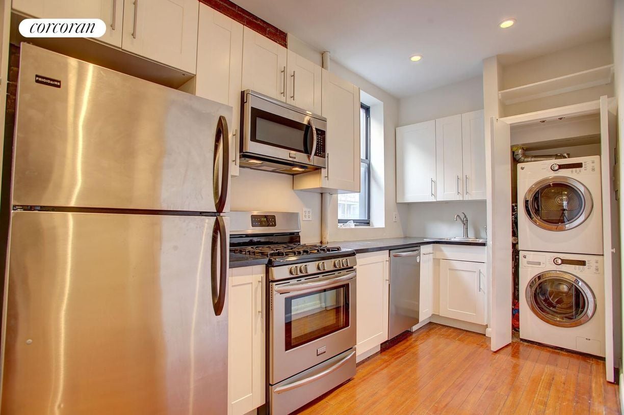 Building Photo - 83 W Washington Pl