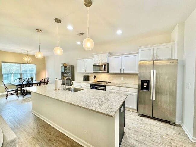 Building Photo - 1/2 off 1st and 2nd month rent - Pristine ...