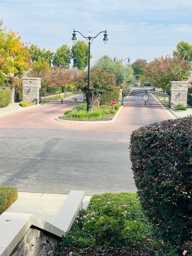 Building Photo - Beautiful, freshly renovated home in Avalon gated community in Visalia!
