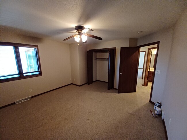 Building Photo - 118 S Heritage Dr