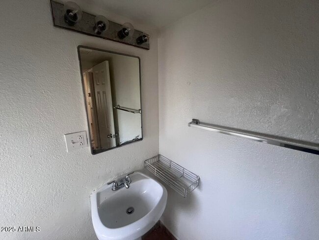 Building Photo - 526 S Mesa Dr
