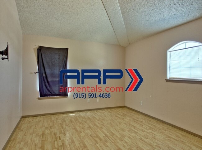 Building Photo - SPACIOUS AND ELEGANT EASTSIDE HOME