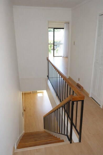 Building Photo - 624 Summit House