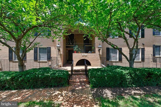Building Photo - 5702 Brewer House Cir