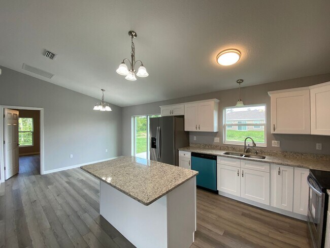 Building Photo - Desirable SW Ocala Neighborhood 3/2/2 - No Carpet- **WON'T LAST**