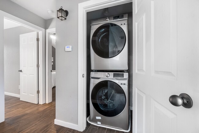 Building Photo - 1527 Lamar St