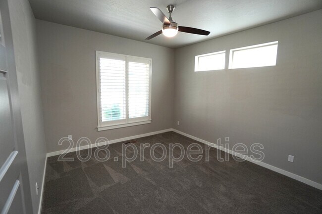 Building Photo - 407 W Pavilion Ln