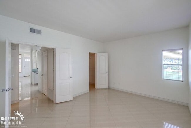 Building Photo - Elegant Dual Master 2Bdm 2.5Ba Townhome in...