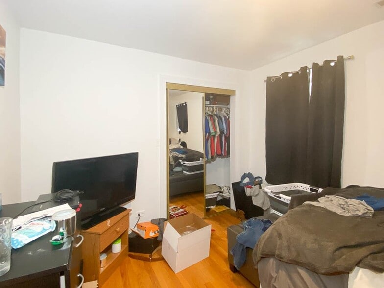 Building Photo - 922 W Addison St