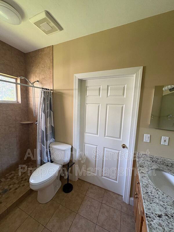 Building Photo - 2600 Lucerne Dr