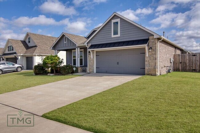 Building Photo - Stunning 3BR + Study in Prime Owasso/Colli...