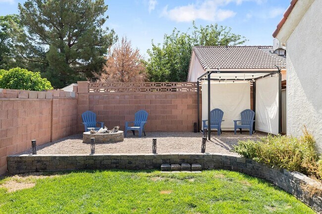 Building Photo - Spacious 6 Bedroom Home in La Verkin!