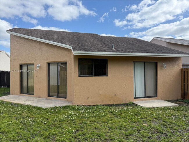 Building Photo - 920 SW 111th Ave