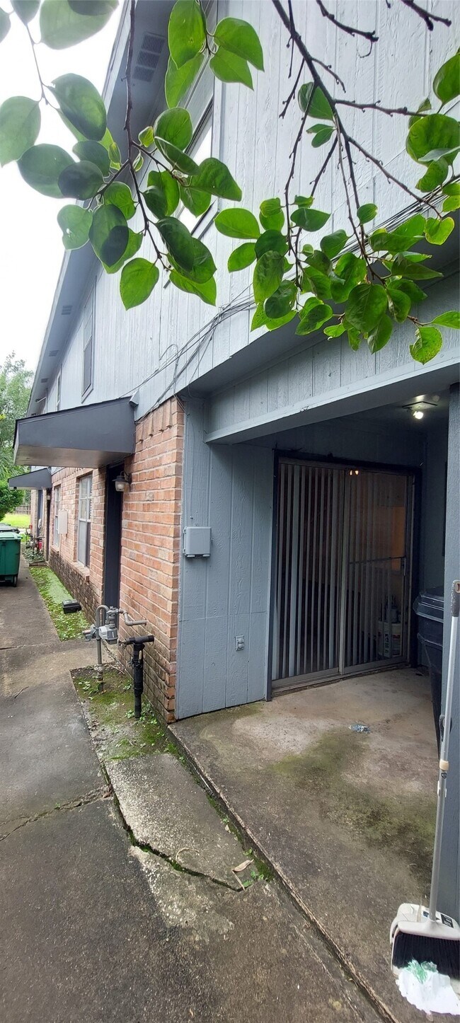 Building Photo - 8710 Ilona Ln